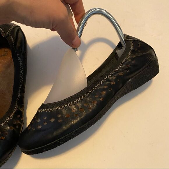 Taos Untold Ballet Flat Leather laser cut Black rounded toe flats-36US 5 - Picture 5 of 9
